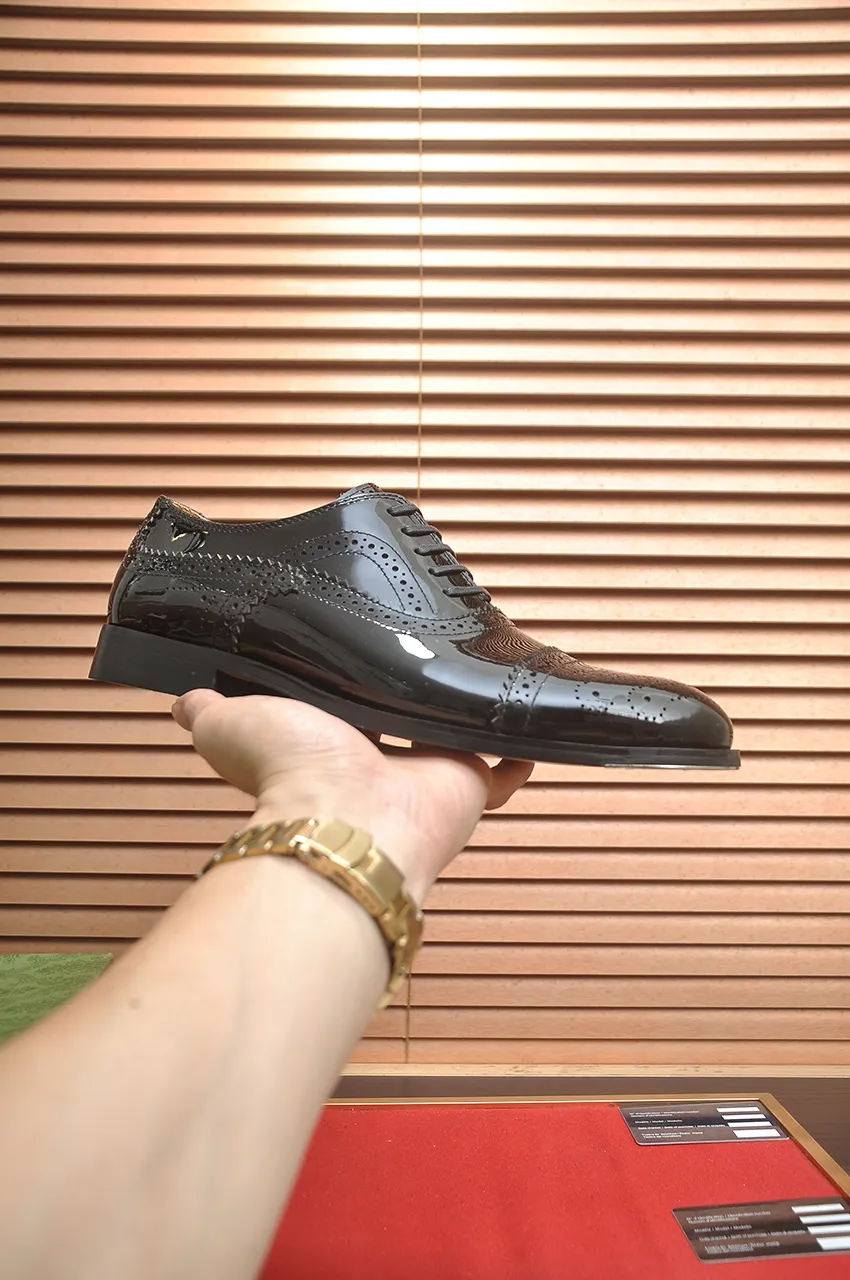 Men's shoes💰660💶 Brand: GUCCI (Gucci) Standard code: Men's code 39/44 (45/46 can be customized) Grade: Same as the official website Original quality Material: Original cowhide Water-dyed cowhide lining Original rubber outsole Style category: Men's fashionable casual leather shoes Distinguished big-name luxury elements top luxury Color: Actual picture